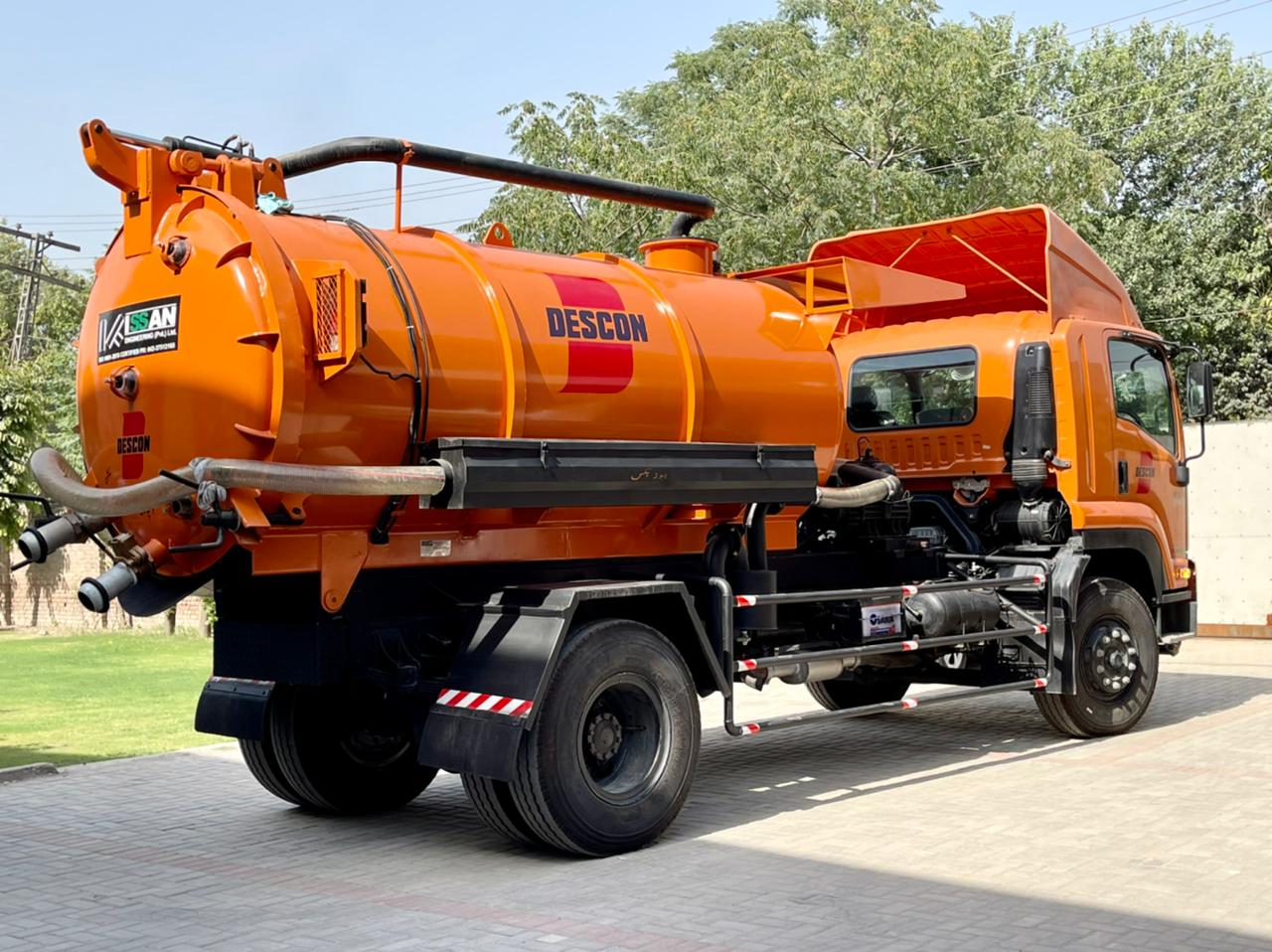 vacuum-sewer-suction-truck-1-min